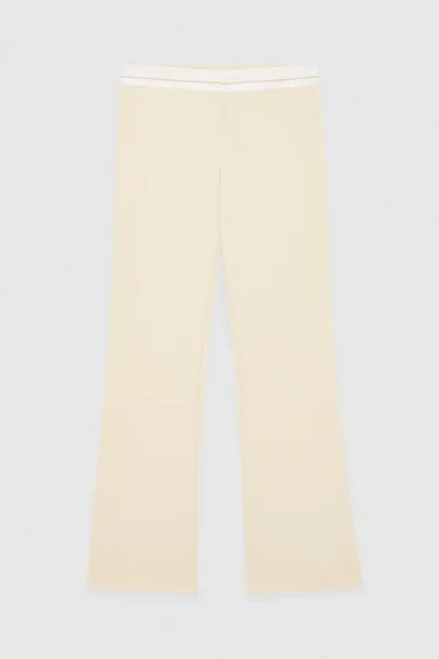 Low-waisted pants in comfort fabric