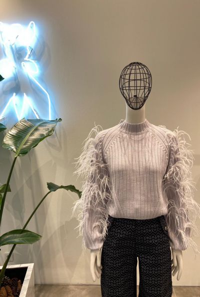 Ribbed sweater with feathers 